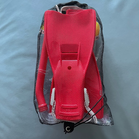 NWT US DIVERS TIKI JR MASK SNORKEL AND FINS SET IN CARRY BAG - Picture 3 of 8